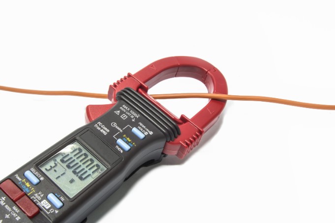 Различия между аналоговыми и цифровыми токовыми клещами