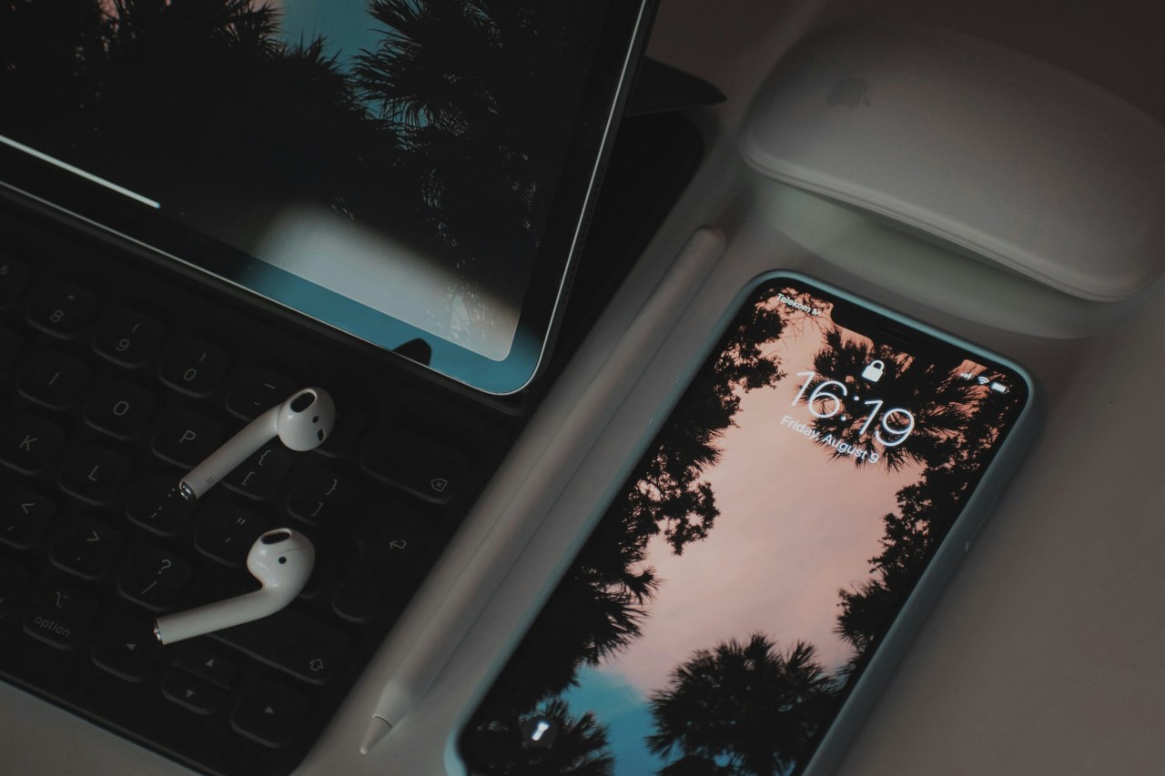 Лучшие аксессуары для iPhone 15 и 15 Pro: рейтинг 2025 года